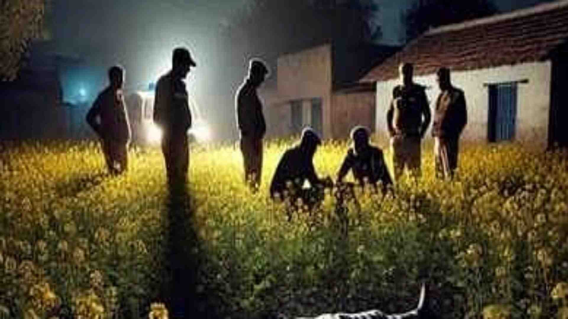 खेत में हथियार की तलाश करती पुलिस