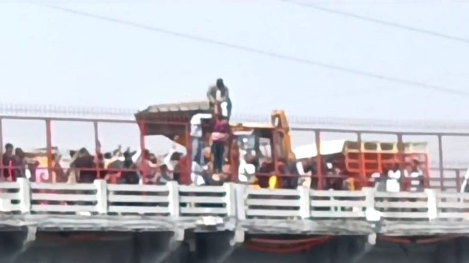girl climbed Ganga bridge to commit suicide jumped and got stuck in the air