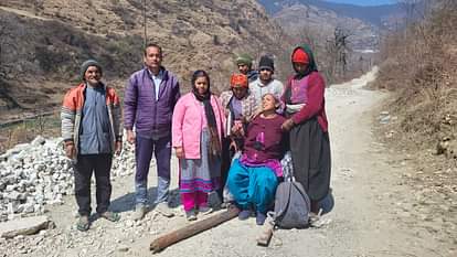 Chamoli News due to lack of road pregnant woman was taken from Dandi to hospital