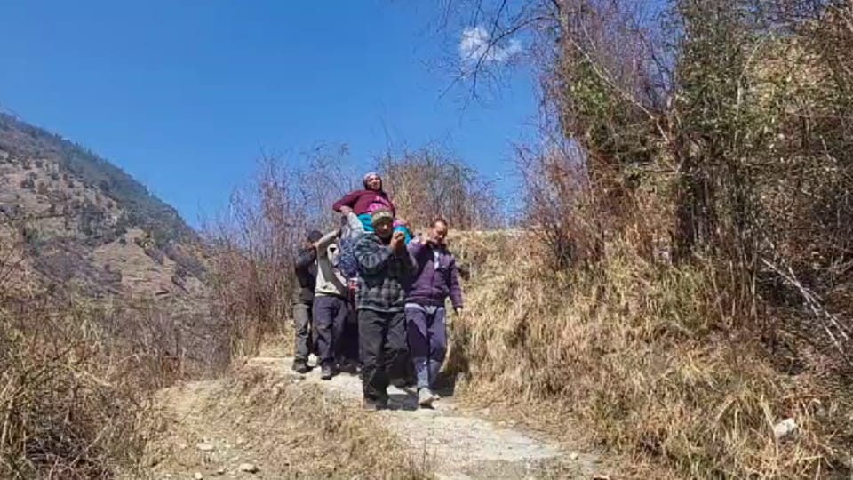 Chamoli News due to lack of road pregnant woman was taken from Dandi to hospital