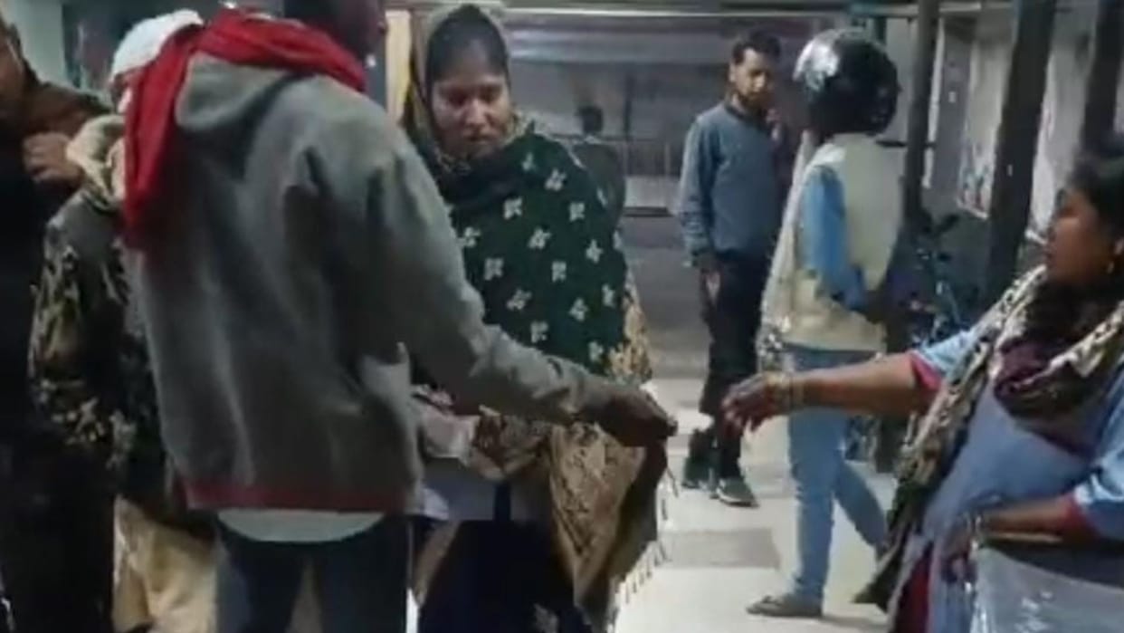 Video of trolley worker taking money in SKMCH, Muzaffarpur goes viral,