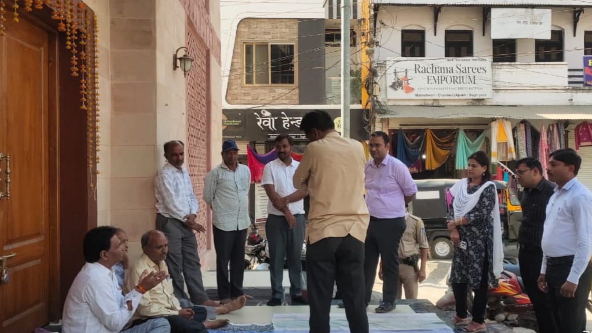 Maheshwar  Residents of city are angry over plan to convert Maheshwar's historical heritage into saree shop