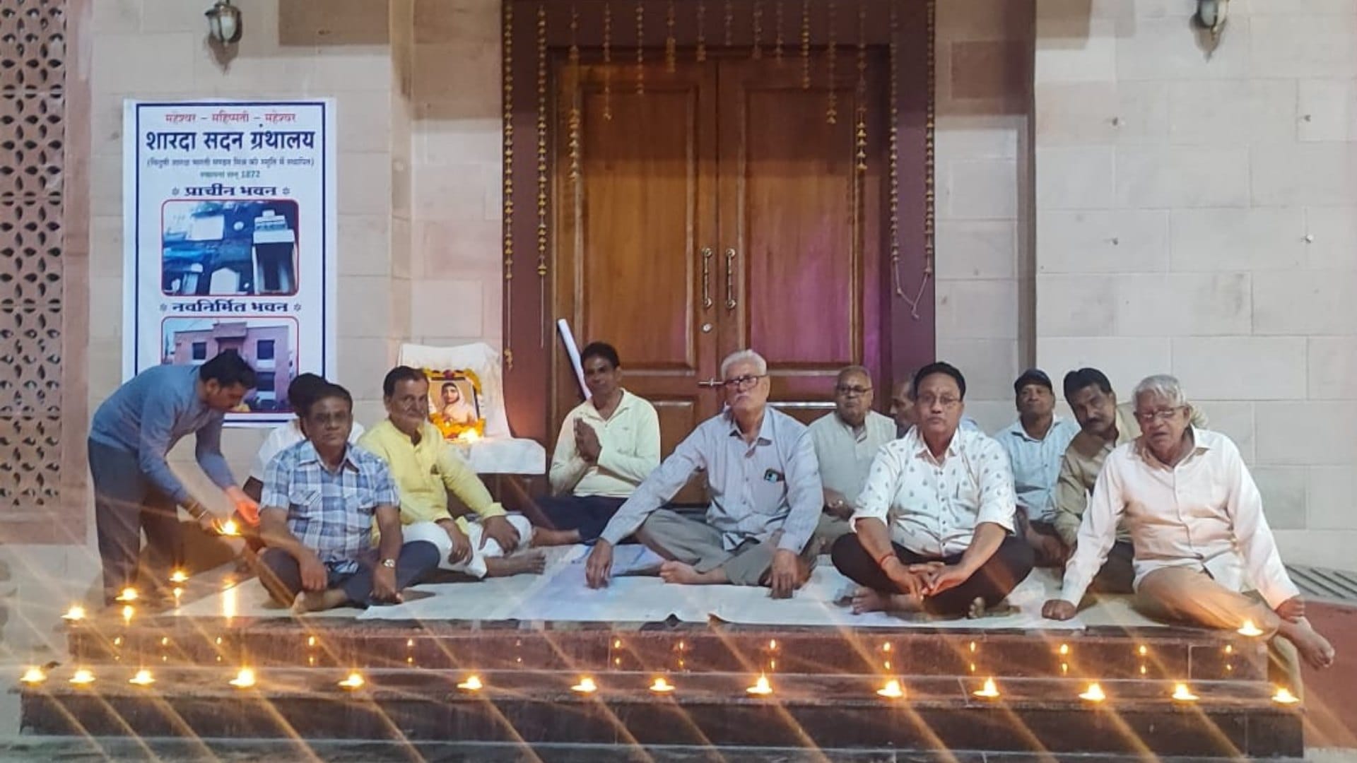 Maheshwar  Residents of city are angry over plan to convert Maheshwar's historical heritage into saree shop