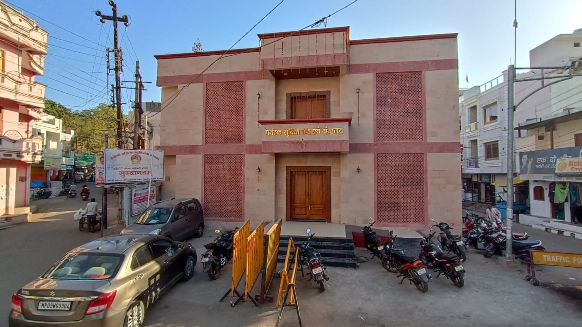 Maheshwar  Residents of city are angry over plan to convert Maheshwar's historical heritage into saree shop