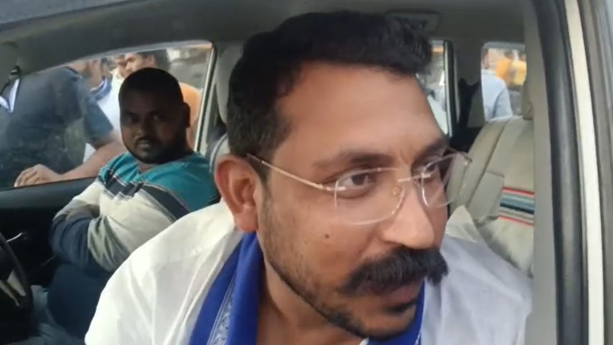 Police stopped Nagina MP Chandrashekhar Azad on Syedraja National Highway for three and a quarter hours
