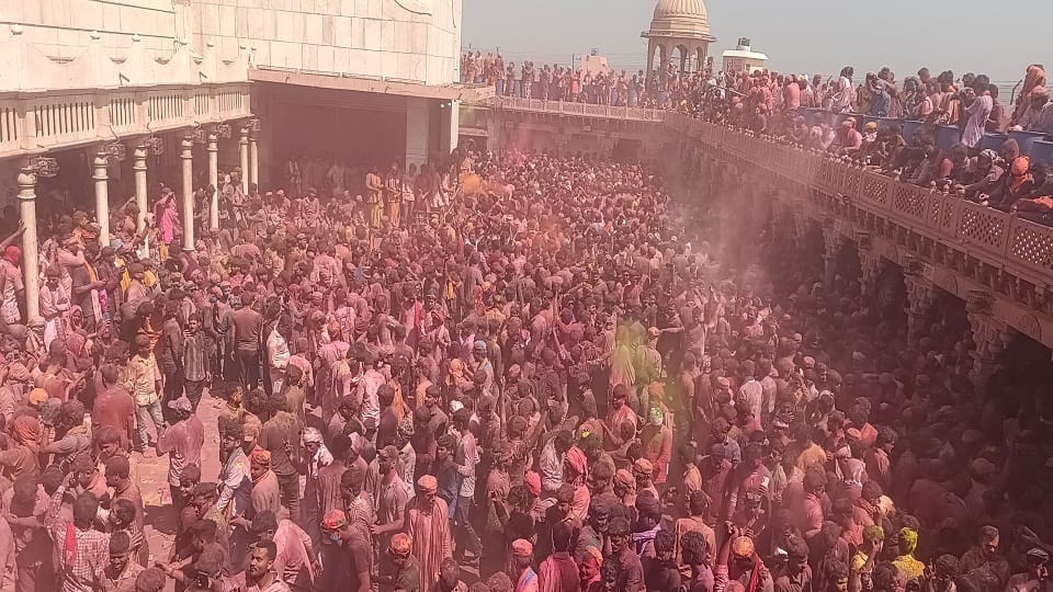 Lathmar Holi organized in Nandgaon in Mathura