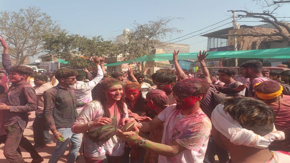 Lathmar Holi was organized in Nandgaon in Mathura