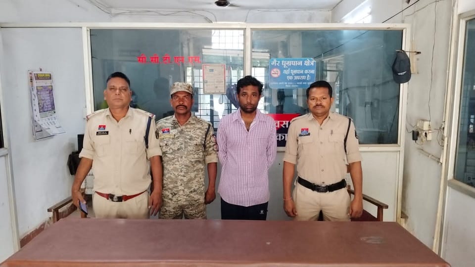 पुलिस की गिरफ्त में आरोपी