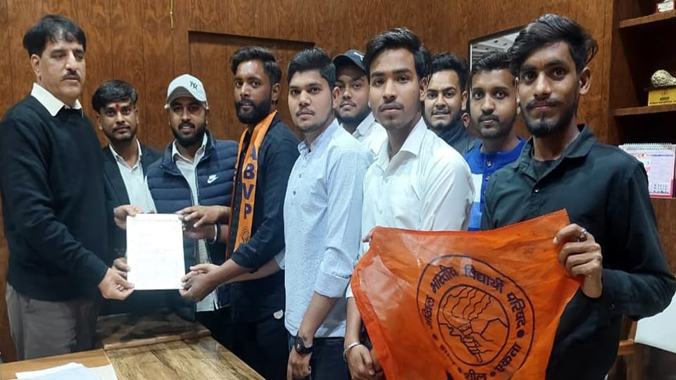 ABVP angry over ignoring mobiles and tablets in DS College