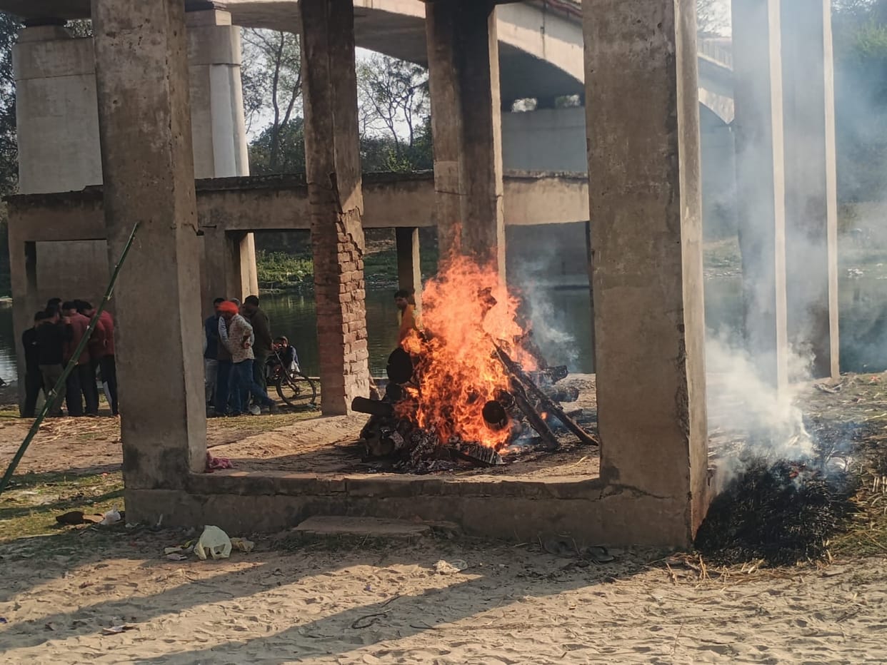 Journalist murdered in Sitapur: Last rites performed at Bargadiya Ghat in Naimisharanya, father lit the pyre;