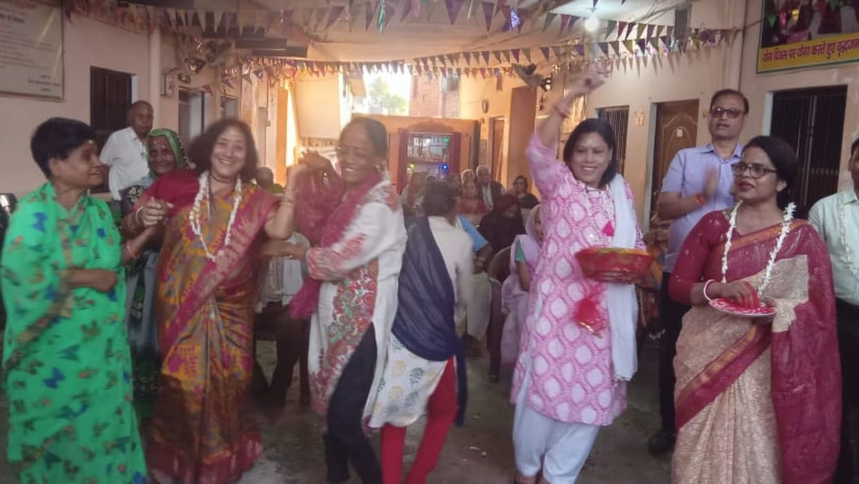 These colors are special Holi was celebrated among the elderly with Holi songs enthusiasm was visible