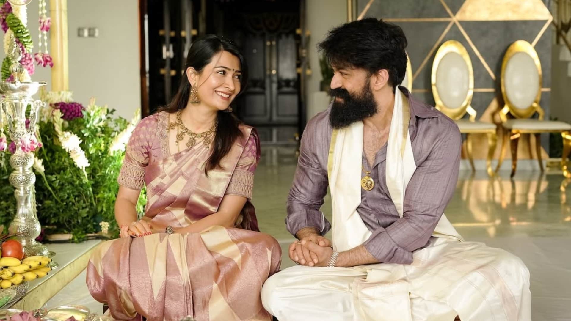 Toxic star Yash sing Jotheyali Jothe Jotheyali for Wife Radhika Pandit fans like this sweet moment viral video
