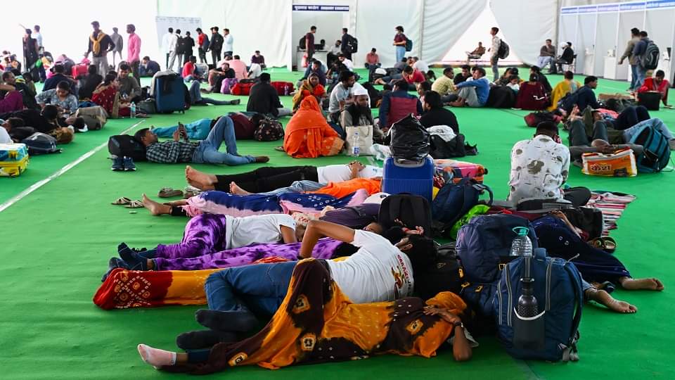 Tight security arrangements at new delhi railway station for Holi passengers troubled by long queues