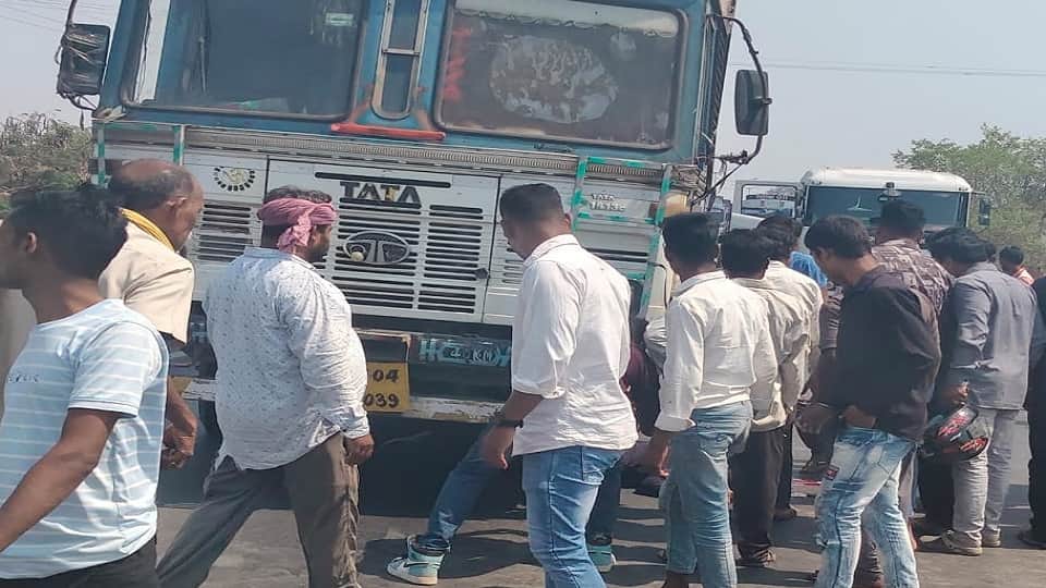 Sunday is a day of accidents in district three killed five injured in two separate incidents in Mahasamund