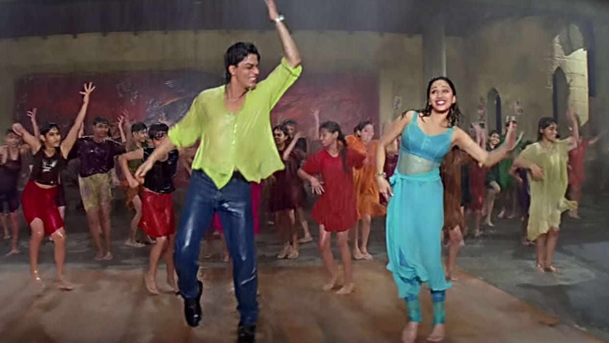 Shah Rukh Khan and Madhuri Dixit recreate Koi Ladki Hai video goes viral user comments