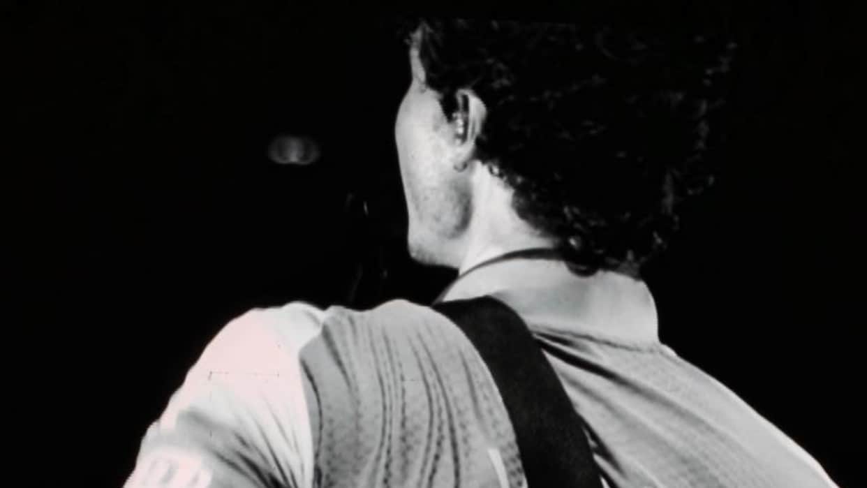 Shawn Mendes Wears Virat Kohli Jersey During Electrifying Lollapalooza Performance in Mumbai