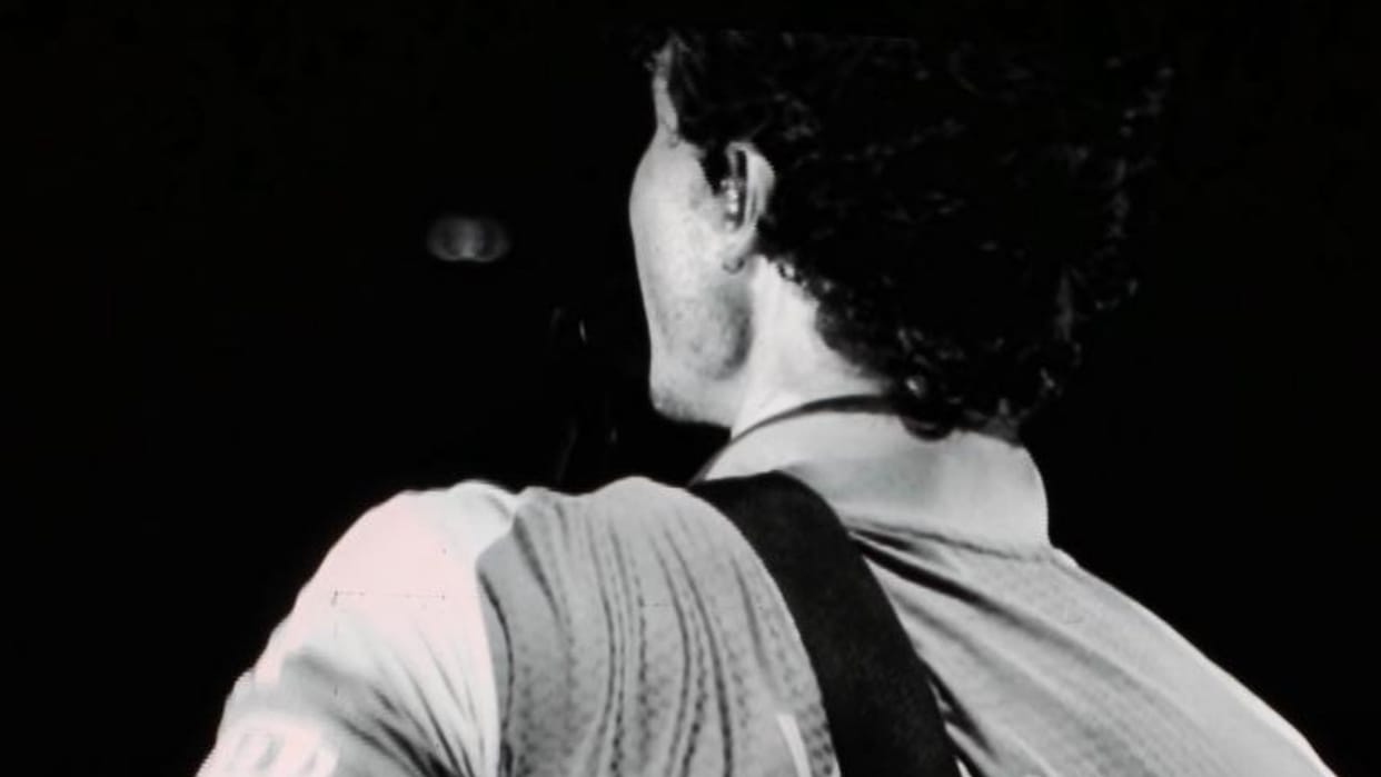 Shawn Mendes Wears Virat Kohli Jersey During Electrifying Lollapalooza Performance in Mumbai