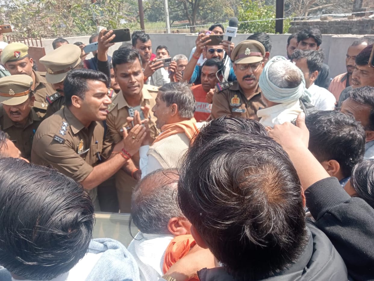 Journalist murdered in Sitapur: Raghavendra Bajpai's wife gave a demand letter to DM.