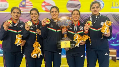 तेहरान में कबड्डी चैंपियनशिप में जीत के बाद पदकों के साथ सूबे की बेटियां।