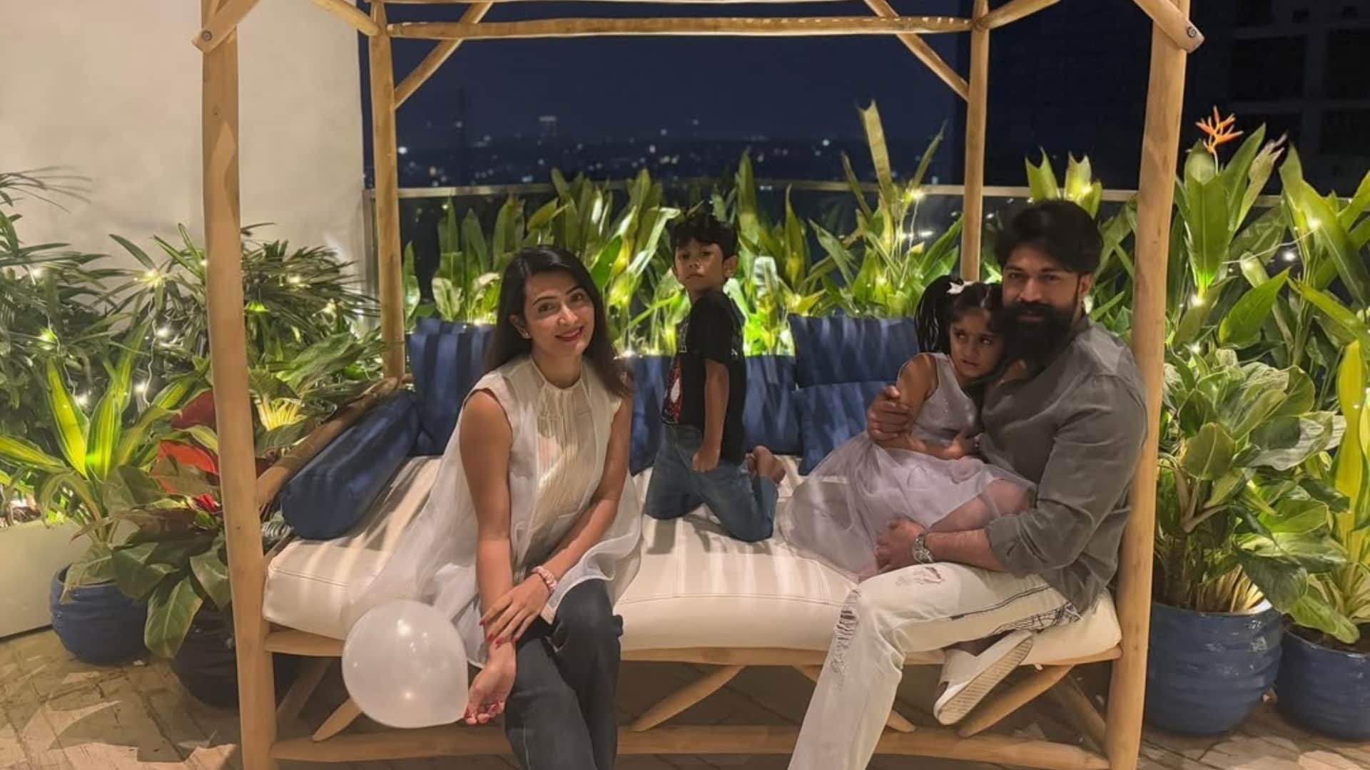 Toxic star Yash sing Jotheyali Jothe Jotheyali for Wife Radhika Pandit fans like this sweet moment viral video