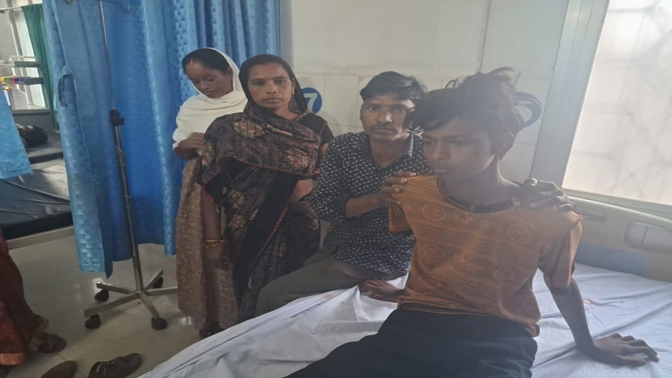 Two children injured after coming in contact with current referred to district hospital in Balrampur Ramanujga