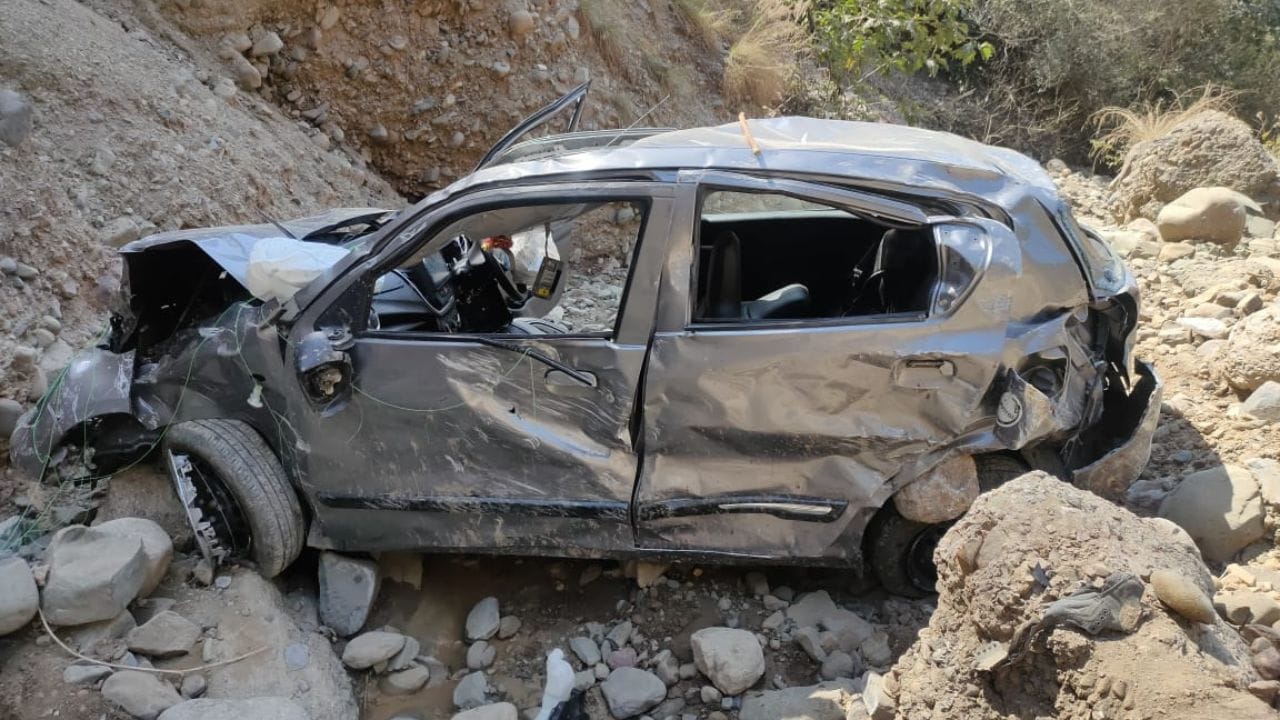 Himachal News Car falls into ditch on Chamba-Pathankot NH three died 3 injured