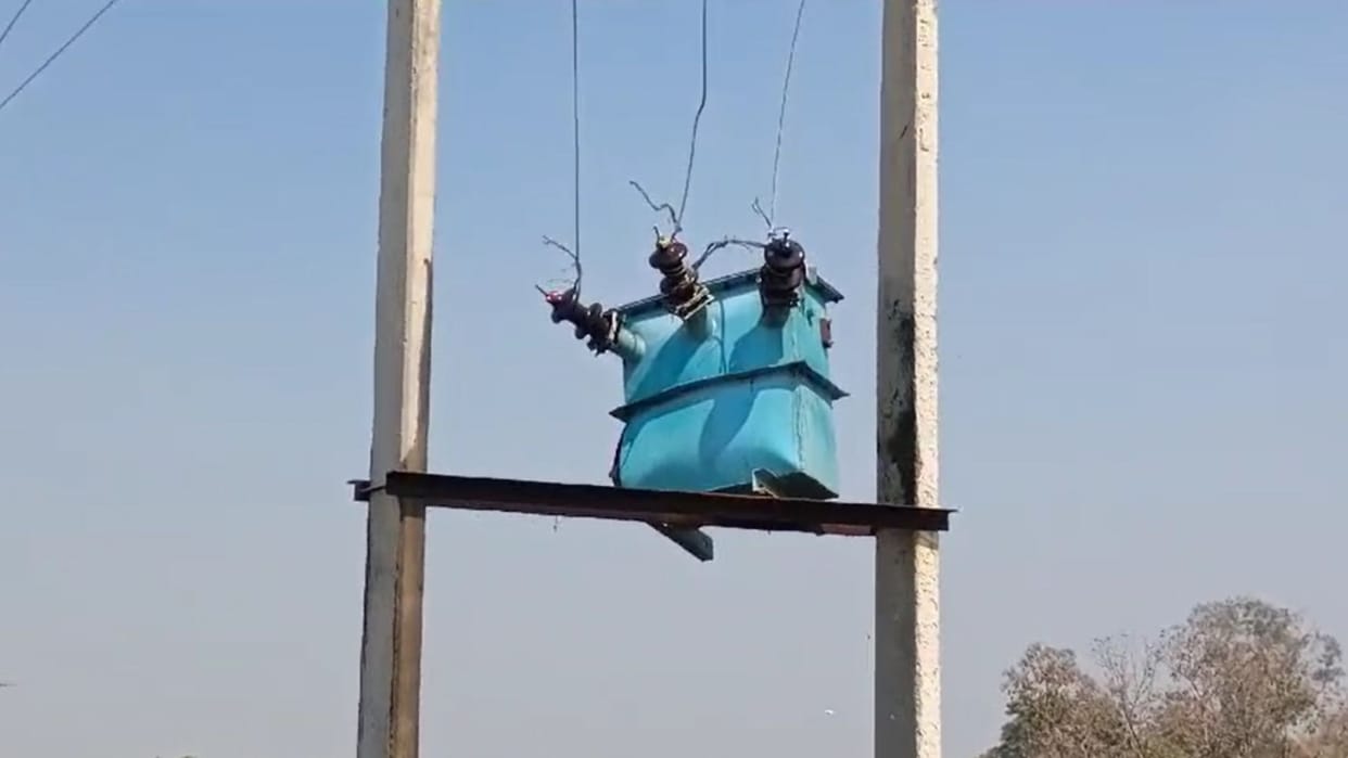 Major accident in Ghazipur Transformer installed on the roadside exploded 4 people got burnt