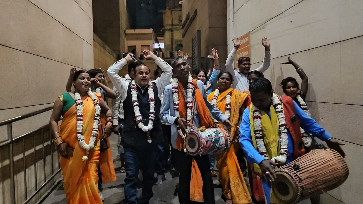 Rangbhari Ekadashi tribal society reached Sonbhadra with Palash powder in kashi vishwanath Temple