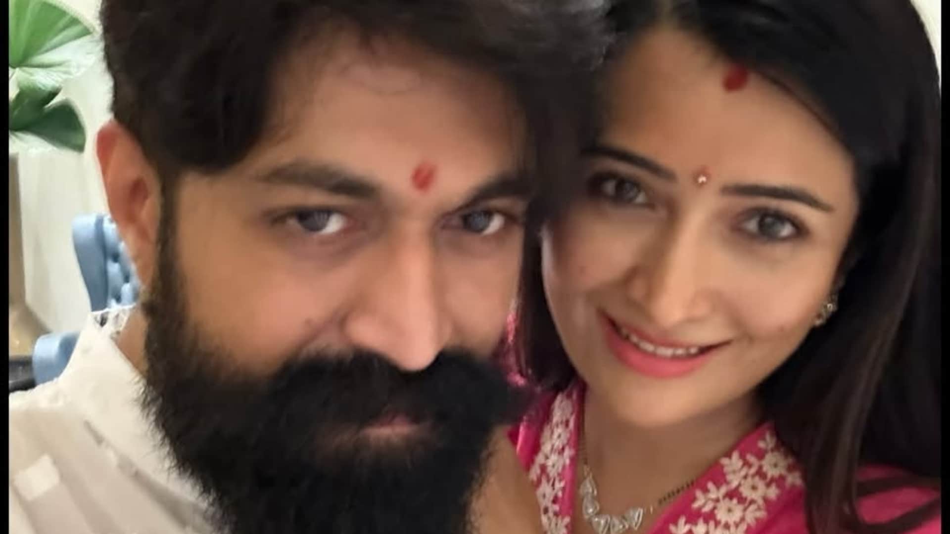 Toxic star Yash sing Jotheyali Jothe Jotheyali for Wife Radhika Pandit fans like this sweet moment viral video