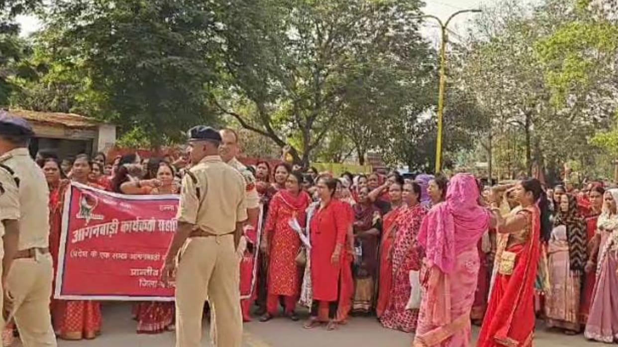 Anganwadi workers and assistants demonstrated in Korba