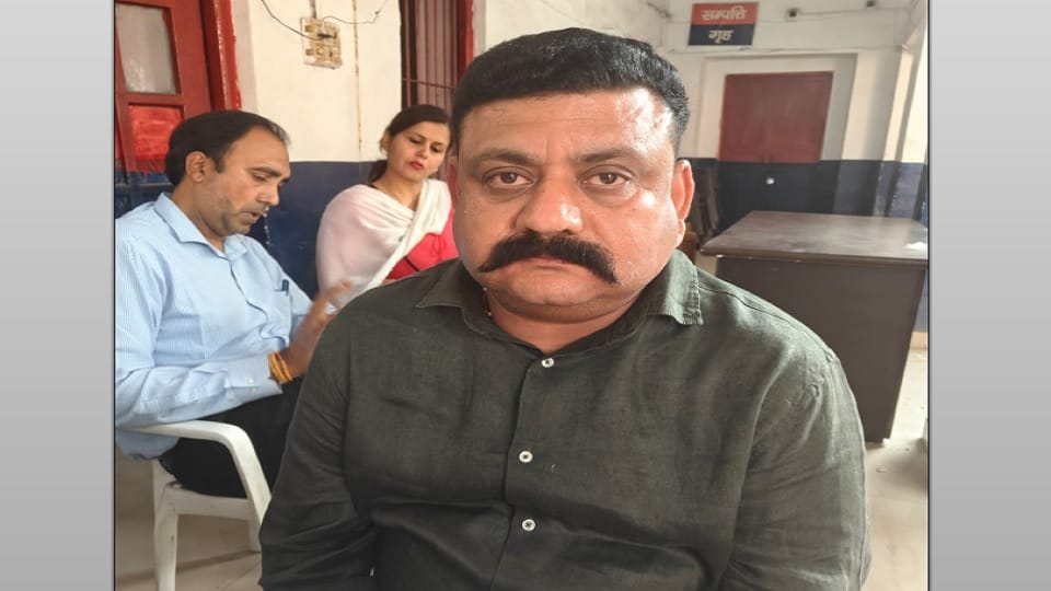 Meerut: Asked for Rs 5 thousand from doctor in the name of registration, clerk and peon arrested