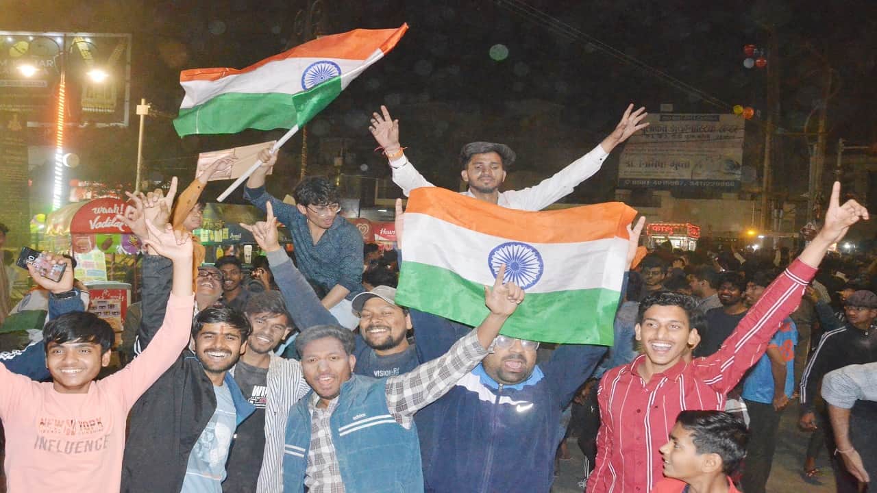 Bareilly people celebrated after Team India won ICC Champions Trophy