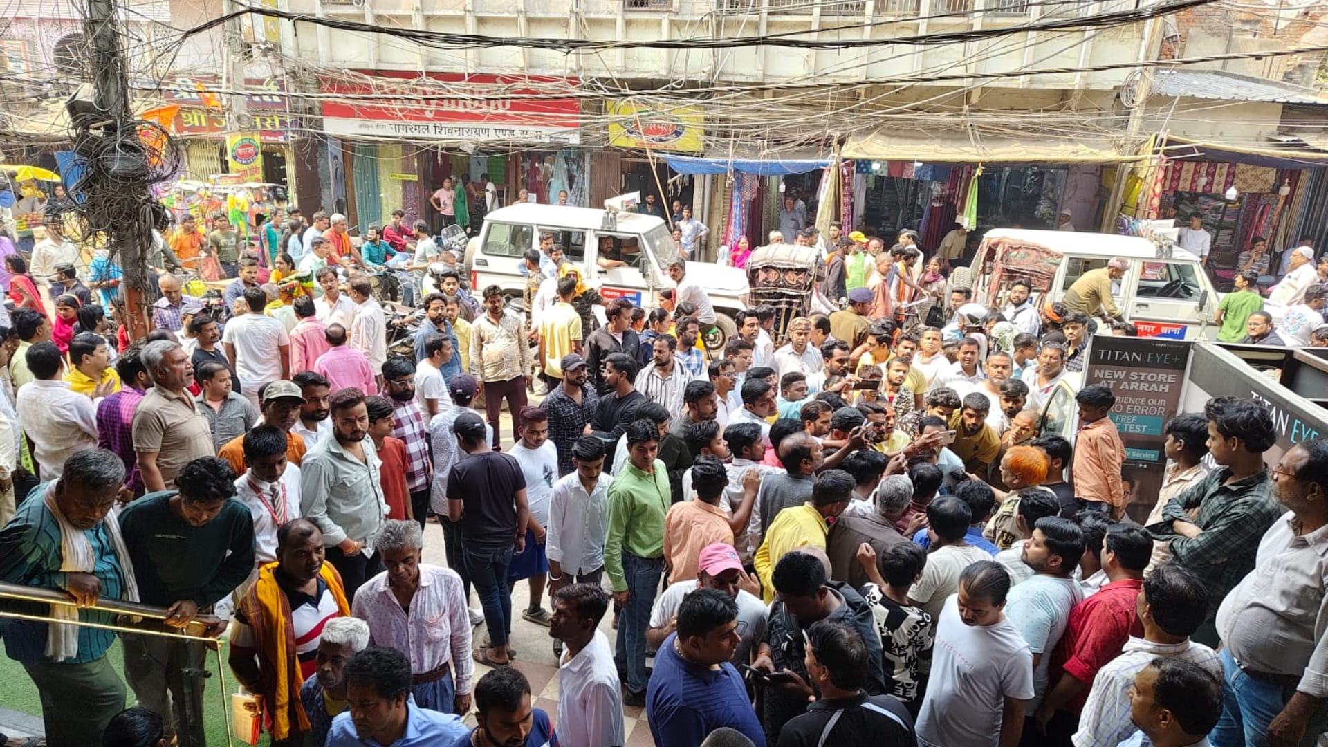 Bihar Crime: Armed criminals looted every jewelery from Tanishq showroom in Arrah, police negligence