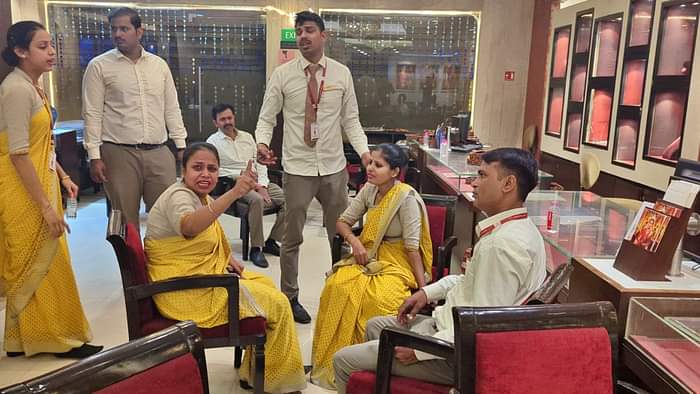 Bihar Crime: Armed criminals looted every jewelery from Tanishq showroom in Arrah, police negligence