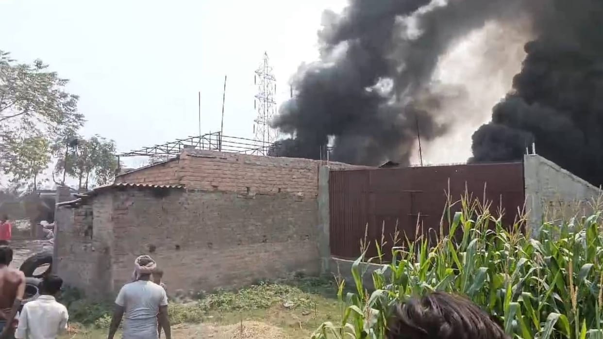 Bihar News Massive fire due to oil tanker explosion in factory seven burnt factory owner Saddam fled from spot
