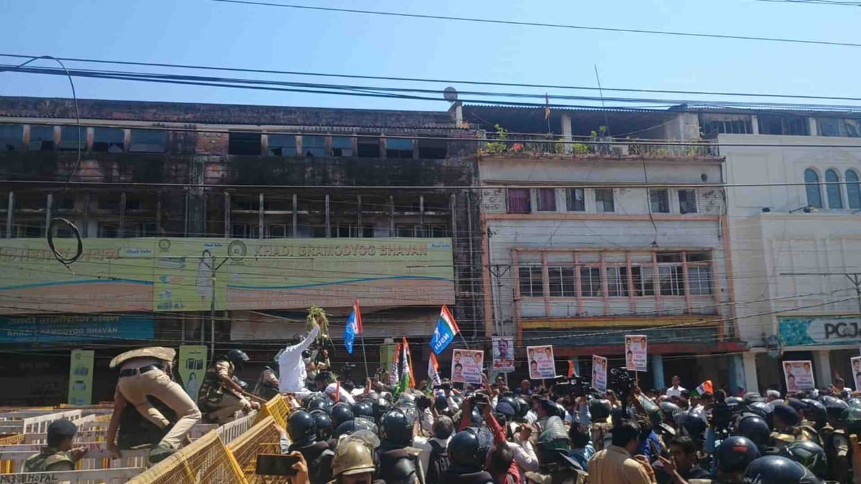 Bhopal News: The stage of Congress farmer leaders collapsed, many leaders including Jeetu Patwari fell