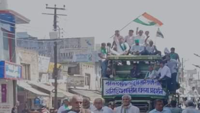 बढ़े सर्किल रेट के अनुसार मुआवजा मांग रहे किसानों ने निकाली ट्रैक्टर रैली