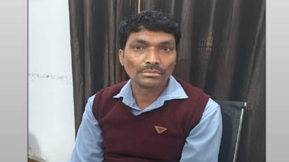 Meerut: Asked for Rs 5 thousand from doctor in the name of registration, clerk and peon arrested