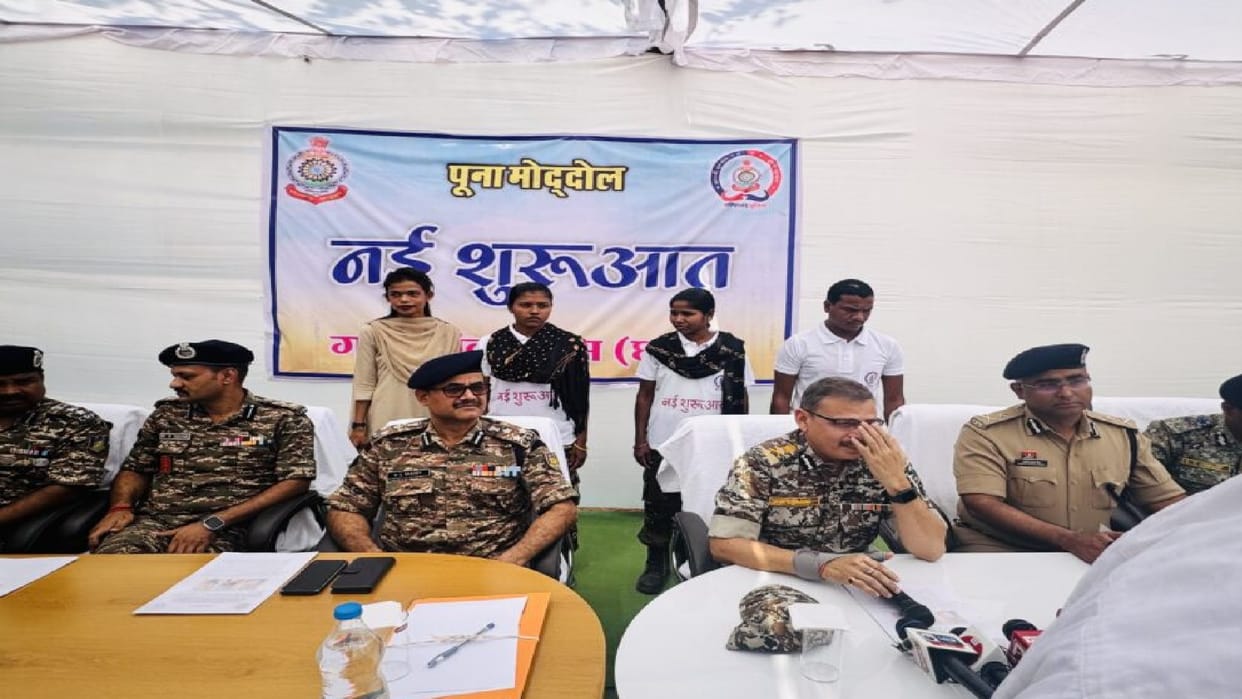 CG News: Three Naxalites Surrender in Chhattisgarh
