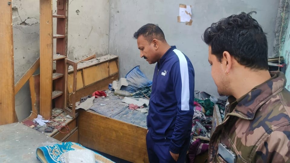 Haridwar News Blast while making firecrackers in house roof blew off wall collapsed people Panic Photos
