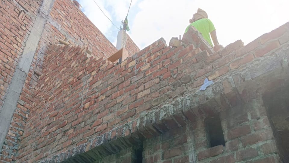 Haridwar News Blast while making firecrackers in house roof blew off wall collapsed people Panic Photos