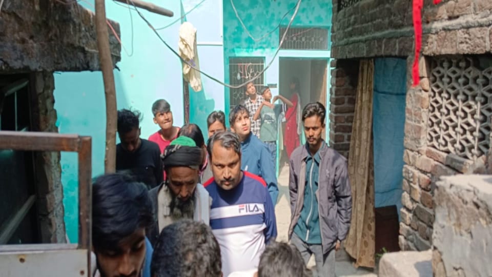 Haridwar News Blast while making firecrackers in house roof blew off wall collapsed people Panic Photos