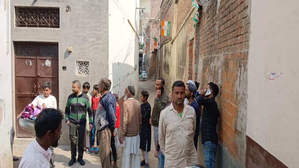 Haridwar News Blast while making firecrackers in house roof blew off wall collapsed people Panic Photos