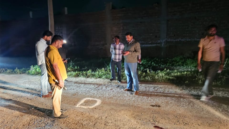 घटनास्थल पर मौजूद पुलिस।