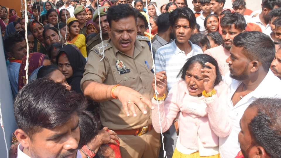 Groom Kills Bride Groom sat for half an hour after kill bride then committed suicide In Ayodhya sees photos