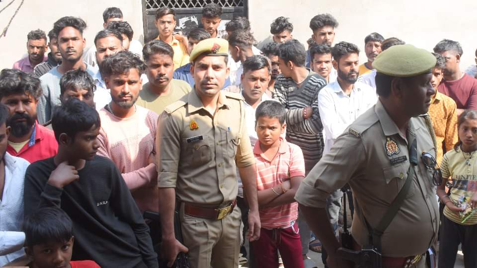 Groom Kills Bride Groom sat for half an hour after kill bride then committed suicide In Ayodhya sees photos