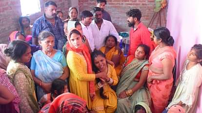Groom Kills Bride Groom sat for half an hour after kill bride then committed suicide In Ayodhya sees photos