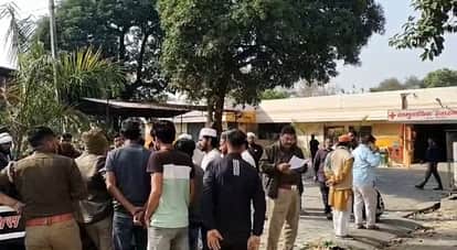 हादसे के बाद अस्पताल पहुंचे परिजन