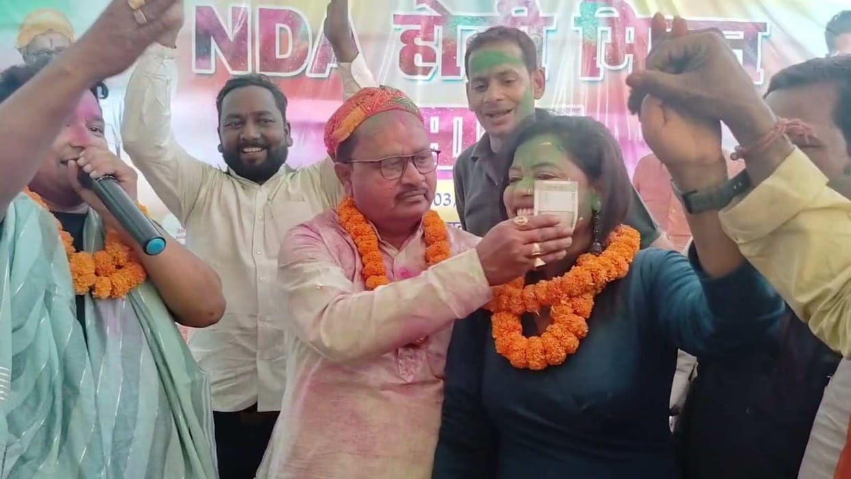 Holi 2025 : JDU party MLA Gopal Mandal danced with lady dancer and women viral video Bhagalpur bihar