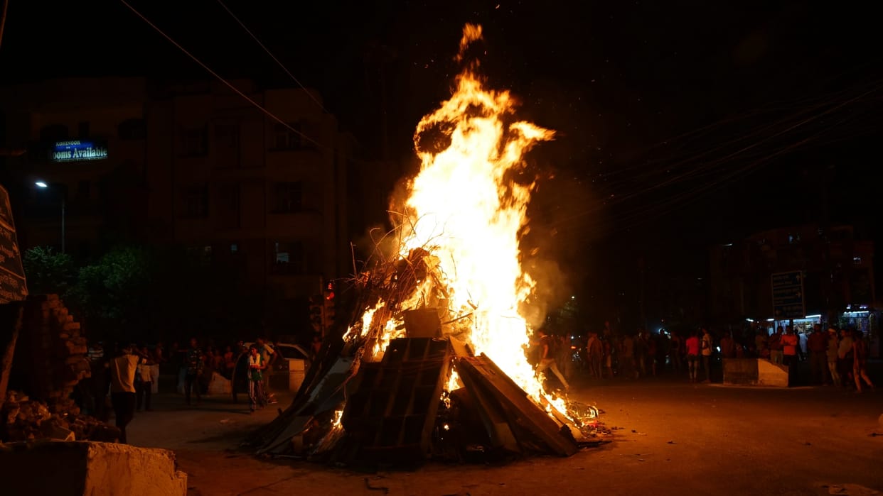 Holika Dahan 2025 Holika Dahan Ashes Remedies Remove Every Sorrow Of Life Dhan Prapti Ke Upay